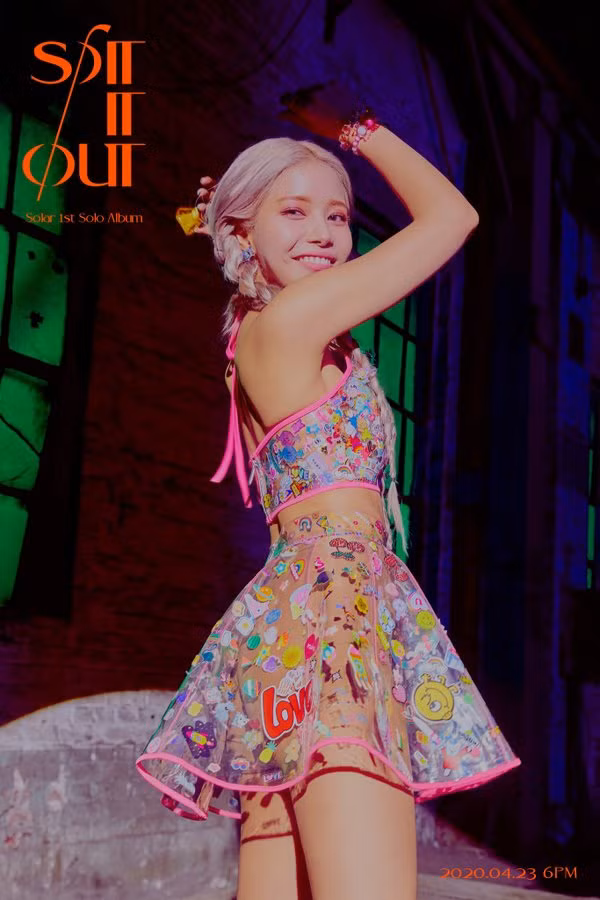 Hết cạo trọc đầu lại mặc váy nhựa trong suốt, Solar (Mamamoo) khiến khán giả ngán ngẩm ảnh 3