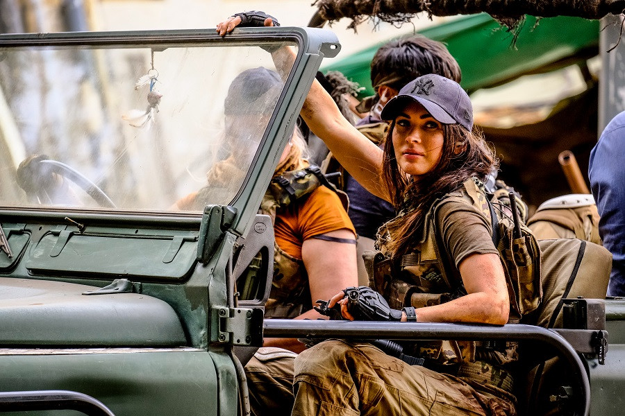 Giã từ bikini, cô đào nóng bỏng Megan Fox hóa “bông hồng có gai” trong “Biệt đội săn mồi” ảnh 1