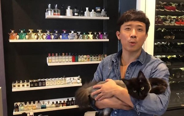 Đu theo trào lưu “lấy gối làm váy”, Trần Thành để lộ kho nước hoa tiền tỉ ảnh 2