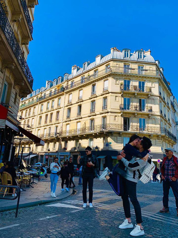 Trấn Thành - Hari Won “hứng gạch đá” khi thể hiện tình cảm giữa chỗ đông người ảnh 1