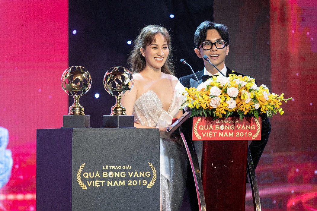 Khánh Thi – Phan Hiển “khóa môi” tình tứ ngay tại lễ trao giải “Quả bóng Vàng“ ảnh 1