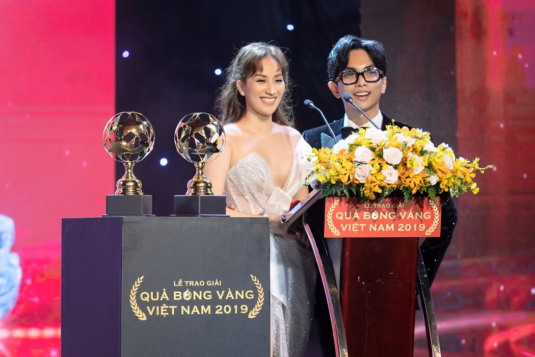 Khánh Thi – Phan Hiển “khóa môi” tình tứ ngay tại lễ trao giải “Quả bóng Vàng“ ảnh 1