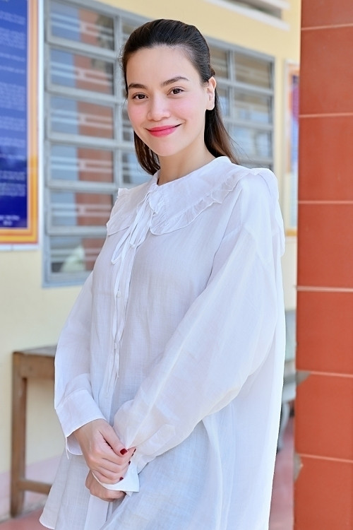 Không thể không trầm trồ trước những bộ váy bầu siêu thời trang của Hồ Ngọc Hà ảnh 7