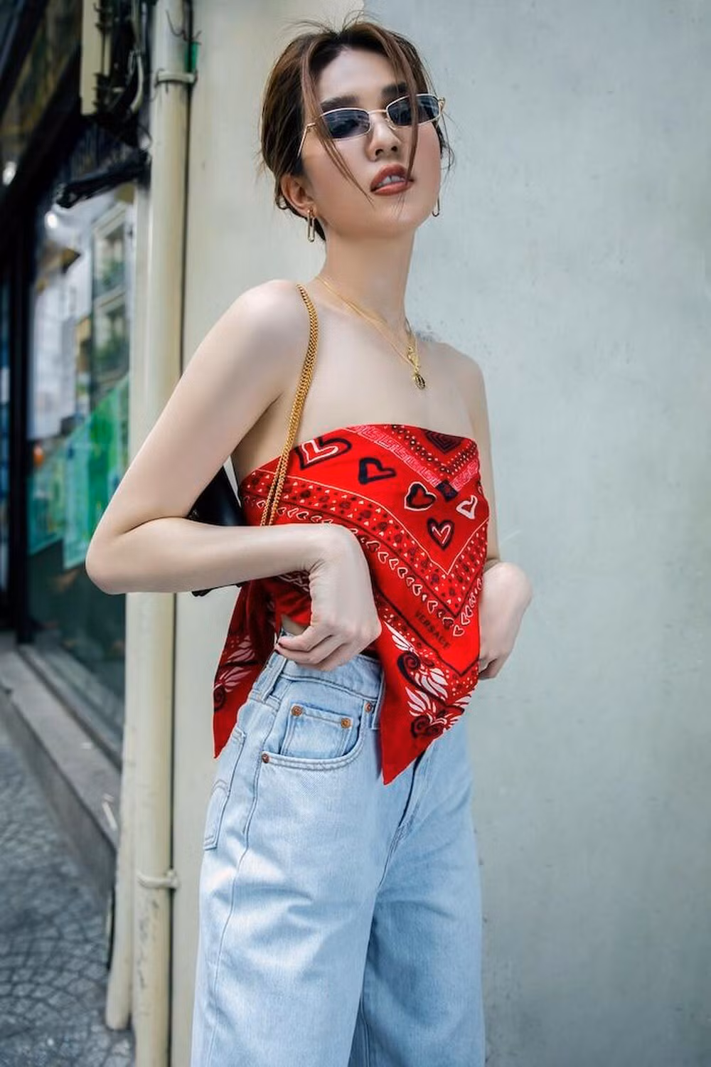 Mỹ nhân Hàn, Việt thi nhau khoe lưng trần eo thon, với mốt lấy khăn làm áo ảnh 4