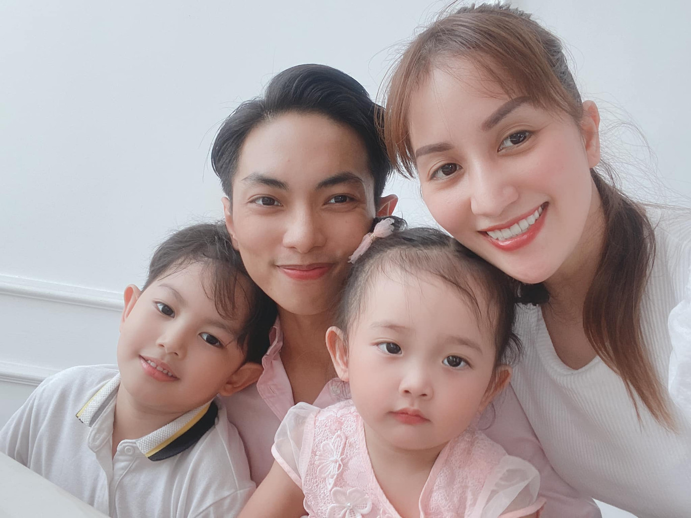 Thường xuyên đăng status buồn bã khiến khán giả lo lắng, Khánh Thi giải thích gì đây? ảnh 1