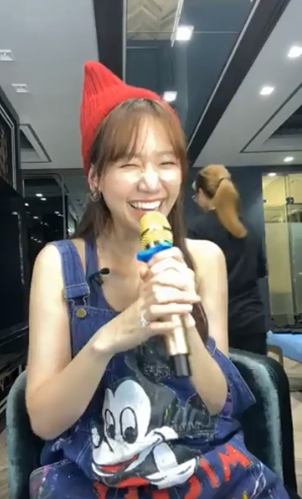 Hari Won chỉ còn biết cười ngất khi phát hiện ra. Còn cô vợ nào hồn nhiên hơn Hari Won: Livestream để lọt cả Trấn Thành đang ở trần ảnh 4