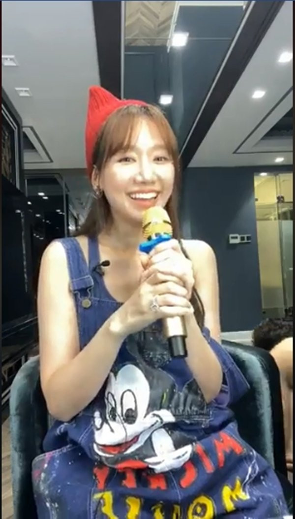 Hari Won mải mê livestream để lọt Trấn Thành vào khung hình. Còn cô vợ nào hồn nhiên hơn Hari Won: Livestream để lọt cả Trấn Thành đang ở trần ảnh 2