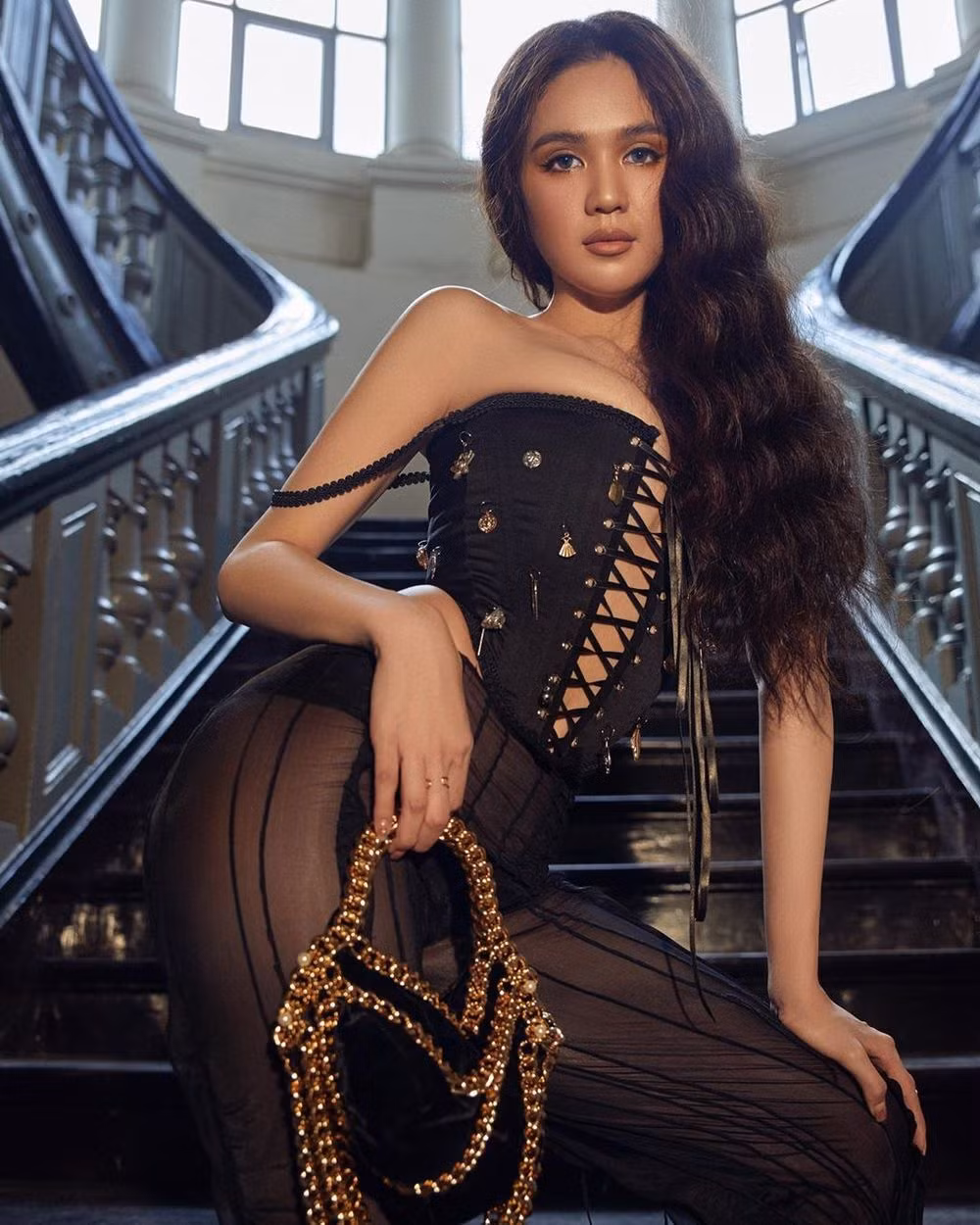 Ngọc Trinh tiếp tục khoe dáng táo bạo với đồ corset nhưng lại bị chê nhiều hơn khen ảnh 12