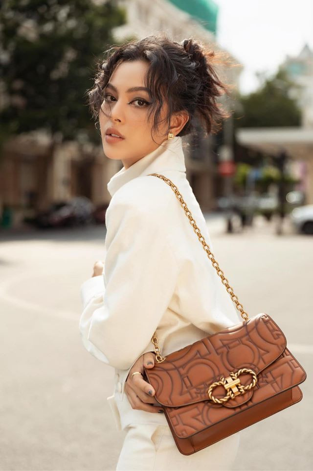 Đỗ Mỹ Linh, Tiểu Vy, Châu Bùi, Tú Hảo đua nhau khoe dáng với “It Bag” ảnh 7