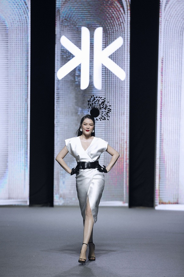 Bộ váy này có gì bất thường mà khiến Lý Nhã Kỳ phải nhờ người bế xuống cầu thang? ảnh 9