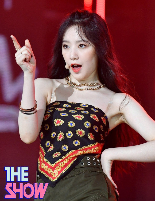 Mỹ nhân Hàn, Việt thi nhau khoe lưng trần eo thon, với mốt lấy khăn làm áo ảnh 3