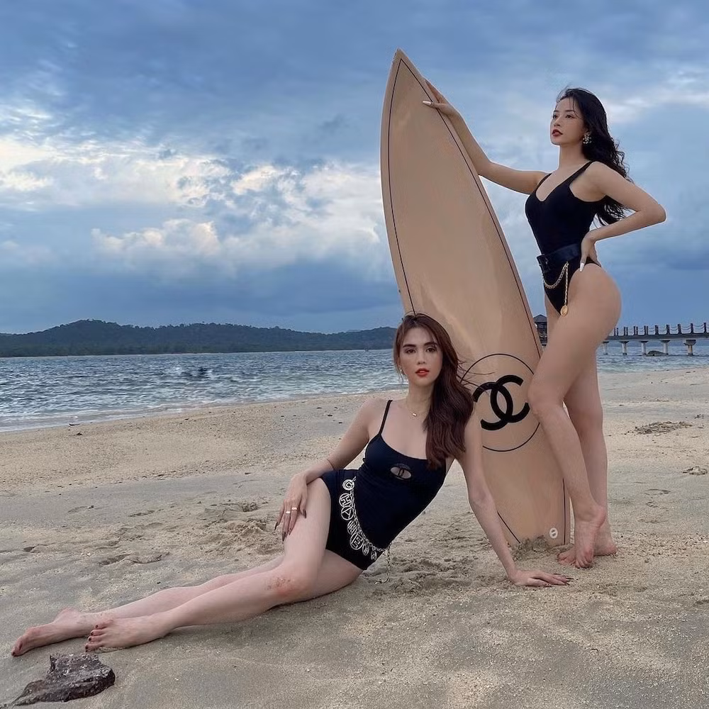 Chi Pu, Ngọc Trinh khoe đường cong bỏng mắt bên tấm ván trượt hàng hiệu 250 triệu đồng ảnh 13