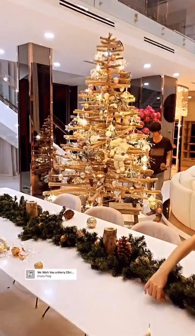 Choáng ngợp nhìn sao Việt trang trí nhà cửa mùa Noel: Sang xịn như khách sạn 5 sao ảnh 5