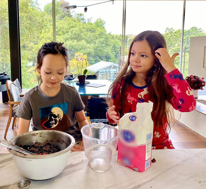 Càng lớn càng xinh đẹp, con gái của Hồng Nhung đúng là mỹ nhân trong tương lai ảnh 2