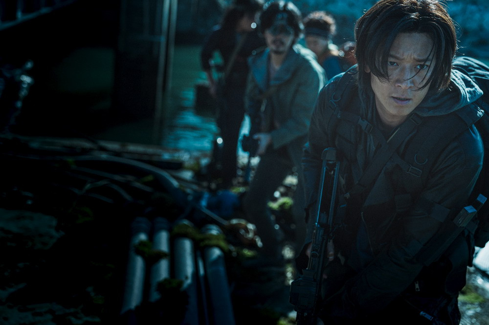 “Train to Busan 2”: Người sống sót, lũ điên loạn, kẻ hoang đàng, ai thoát khỏi thây ma? ảnh 8