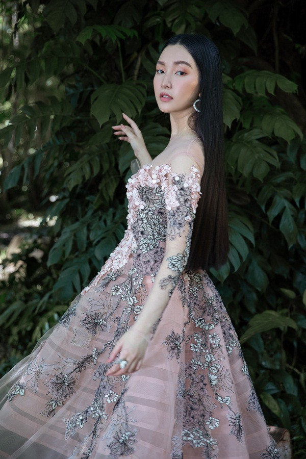 Giữa một rừng mỹ nhân nóng bỏng, “nàng thơ xứ Huế” Ngọc Trân như cơn gió mát lành ảnh 4