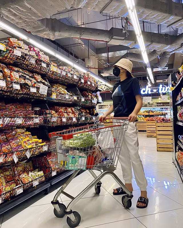 Học ngay sao Việt các tuyệt chiêu phối đồ để đeo khẩu trang mà vẫn sành điệu ảnh 14