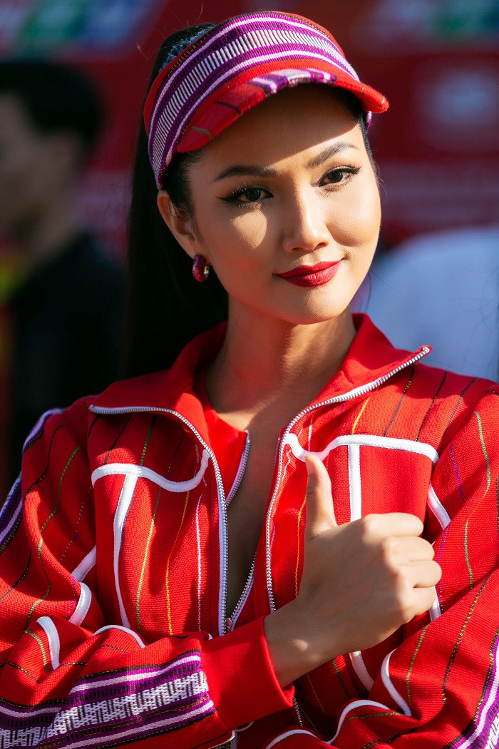 Hoa hậu H’Hen Niê khoe ba vòng nóng bỏng trong trang phục thể thao siêu độc đáo ảnh 4