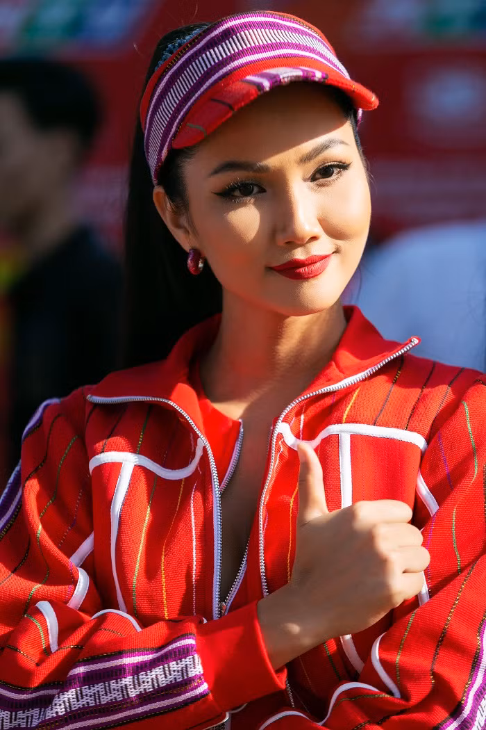 Hoa hậu H’Hen Niê khoe ba vòng nóng bỏng trong trang phục thể thao siêu độc đáo ảnh 4