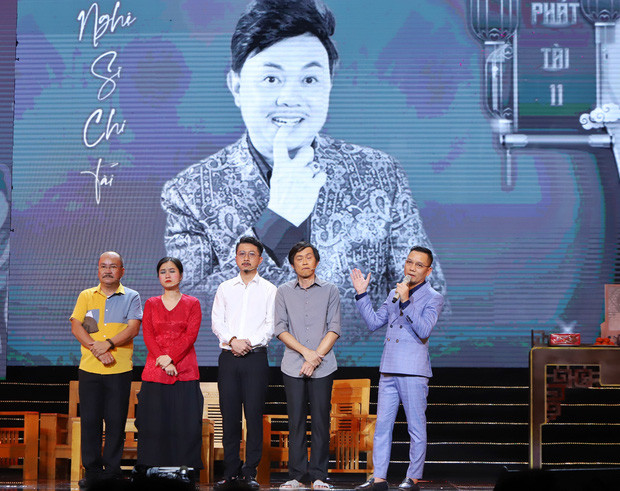 Khán giả nhói lòng nhìn nghệ sĩ Hoài Linh nén đau đớn đi diễn trở lại ảnh 5