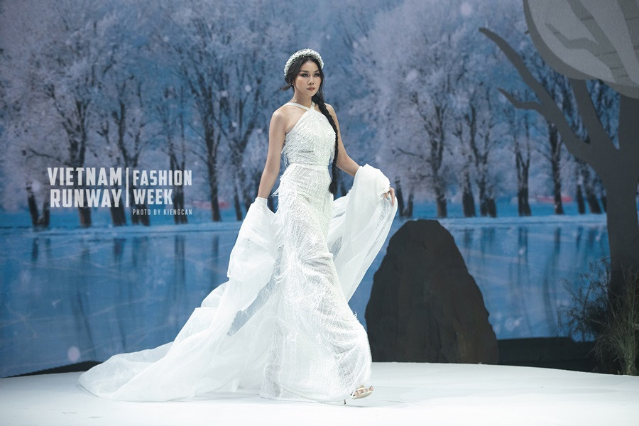 Chẳng "ngán" thế hệ đàn em, siêu mẫu Thanh Hằng chứng tỏ sức hút của "chị đại làng mẫu" ảnh 3