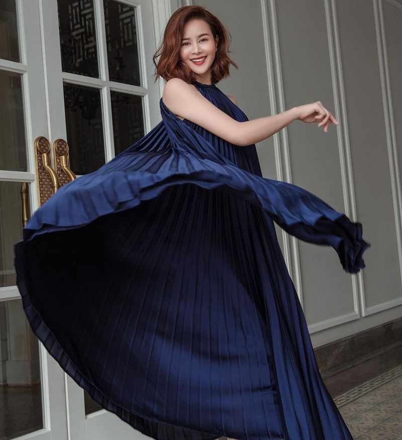 Hàng loạt mỹ nhân V-biz thi nhau diện, chiếc đầm lụa này có gì mà đặc biệt đến vậy? ảnh 11