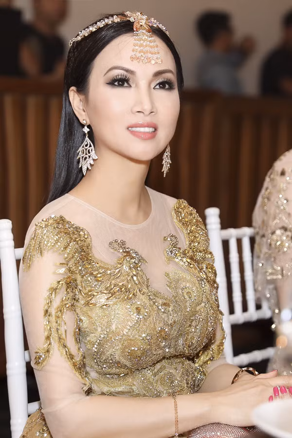 Sở hữu tài sản hơn 1 tỷ đôla, nghệ sĩ giàu nhất Việt Nam có gu thời trang thế nào? ảnh 9