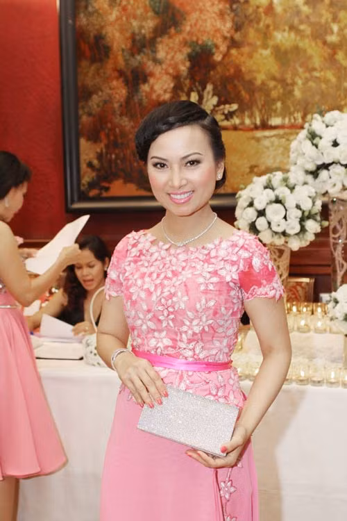 Sở hữu tài sản hơn 1 tỷ đôla, nghệ sĩ giàu nhất Việt Nam có gu thời trang thế nào? ảnh 12