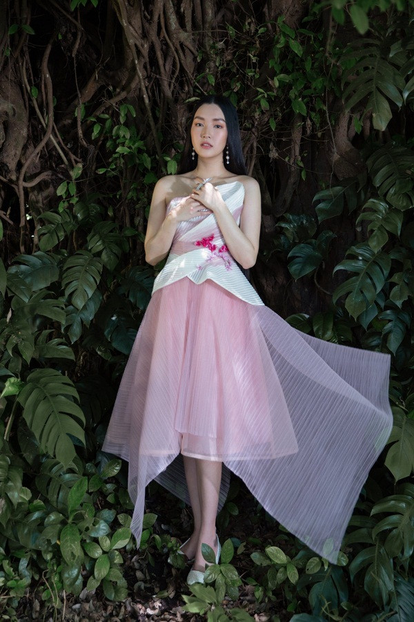 Giữa một rừng mỹ nhân nóng bỏng, “nàng thơ xứ Huế” Ngọc Trân như cơn gió mát lành ảnh 5