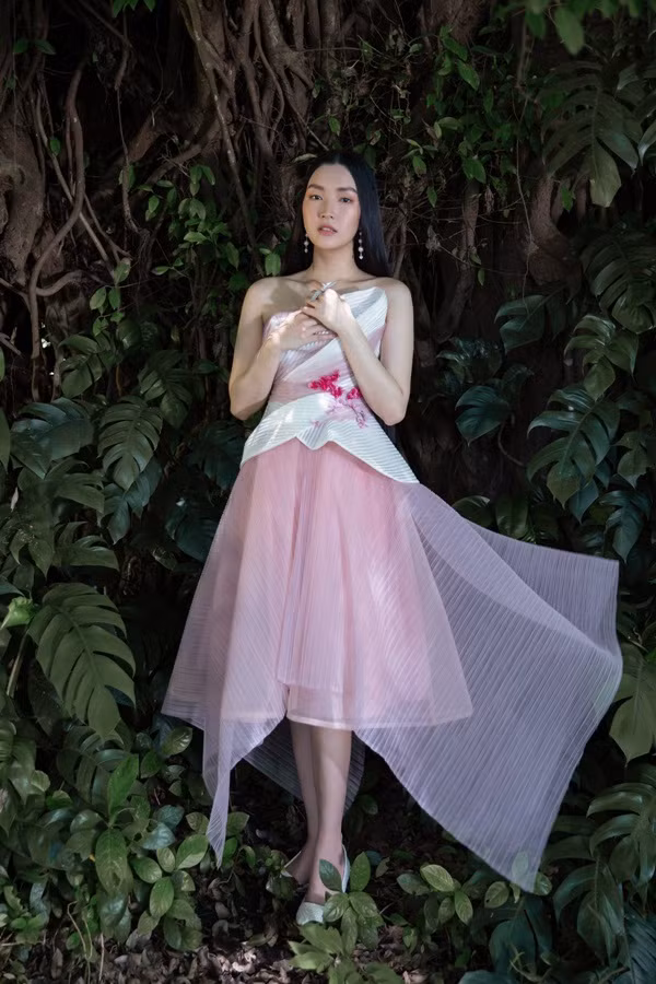 Giữa một rừng mỹ nhân nóng bỏng, “nàng thơ xứ Huế” Ngọc Trân như cơn gió mát lành ảnh 5