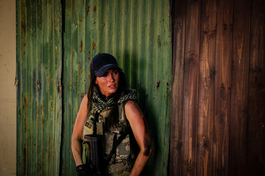 Giã từ bikini, cô đào nóng bỏng Megan Fox hóa “bông hồng có gai” trong “Biệt đội săn mồi” ảnh 2