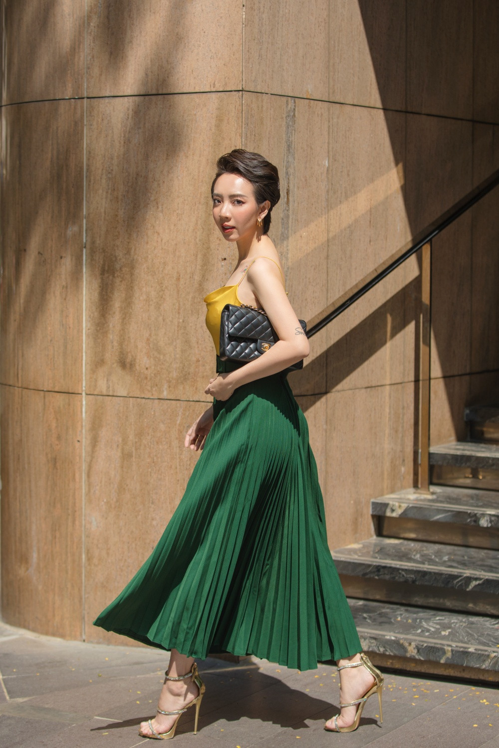 Thu Trang sang chảnh xuống phố, tóc ngắn cá tính mà vẫn đẹp rạng ngời ảnh 13