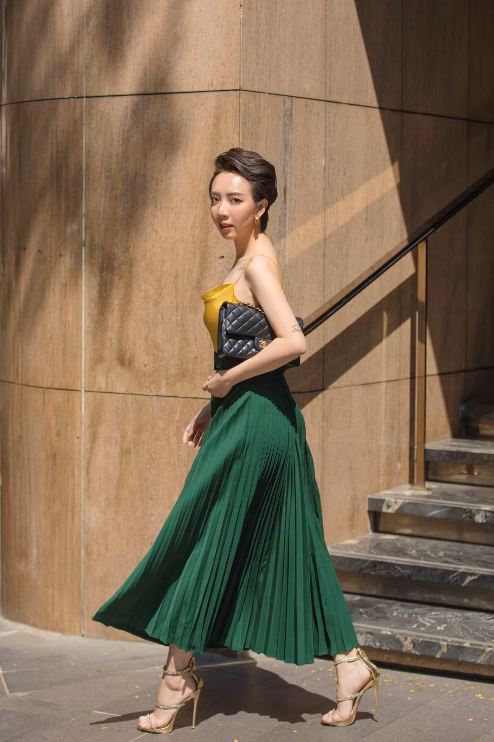 Thu Trang sang chảnh xuống phố, tóc ngắn cá tính mà vẫn đẹp rạng ngời ảnh 13