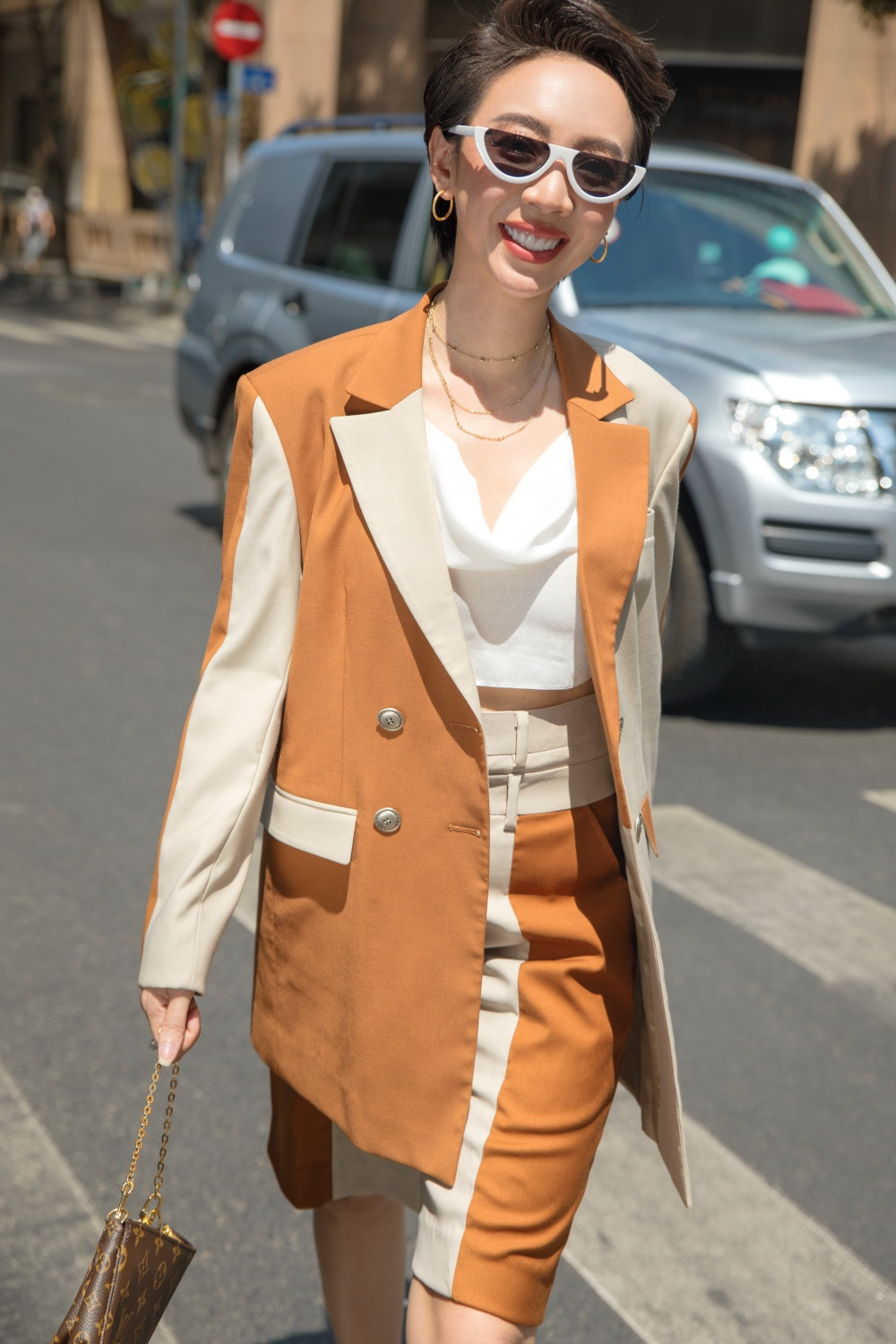 Thu Trang sang chảnh xuống phố, tóc ngắn cá tính mà vẫn đẹp rạng ngời ảnh 10