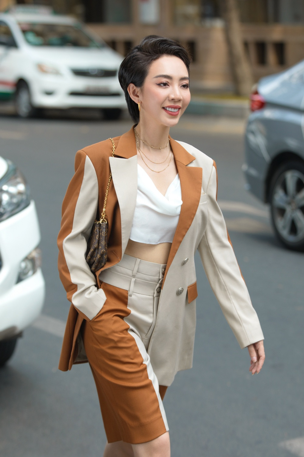 Thu Trang sang chảnh xuống phố, tóc ngắn cá tính mà vẫn đẹp rạng ngời ảnh 15