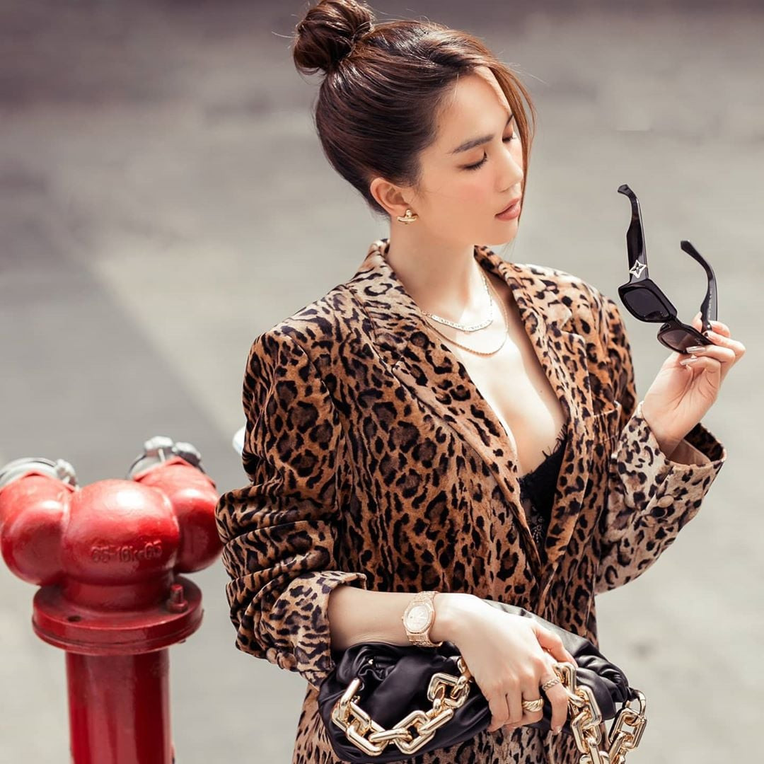 Hết lộ ảnh hở ngực, Ngọc Trinh lại có khoảnh khắc kém duyên khi mặc váy ảnh 10