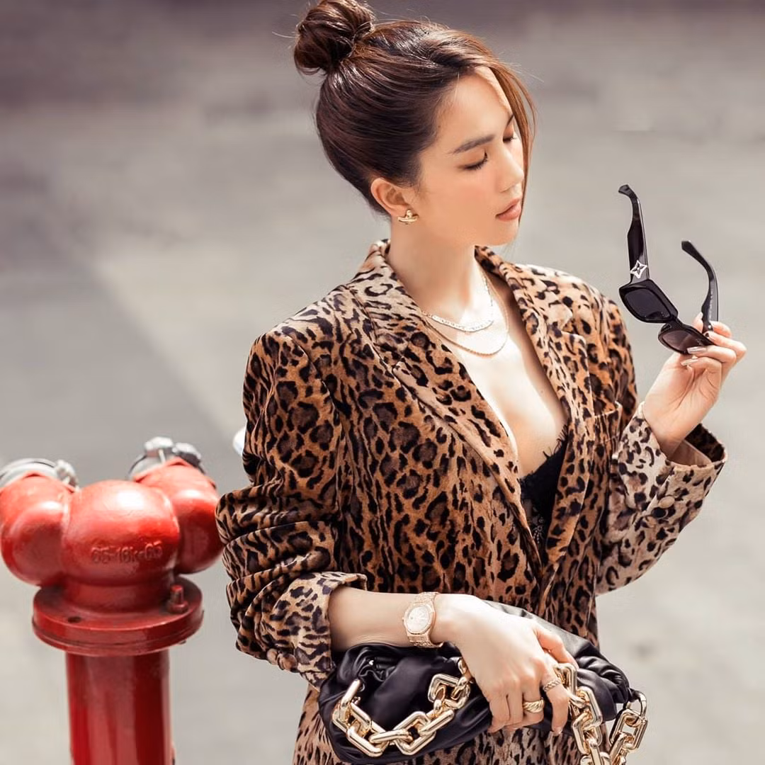Hết lộ ảnh hở ngực, Ngọc Trinh lại có khoảnh khắc kém duyên khi mặc váy ảnh 10