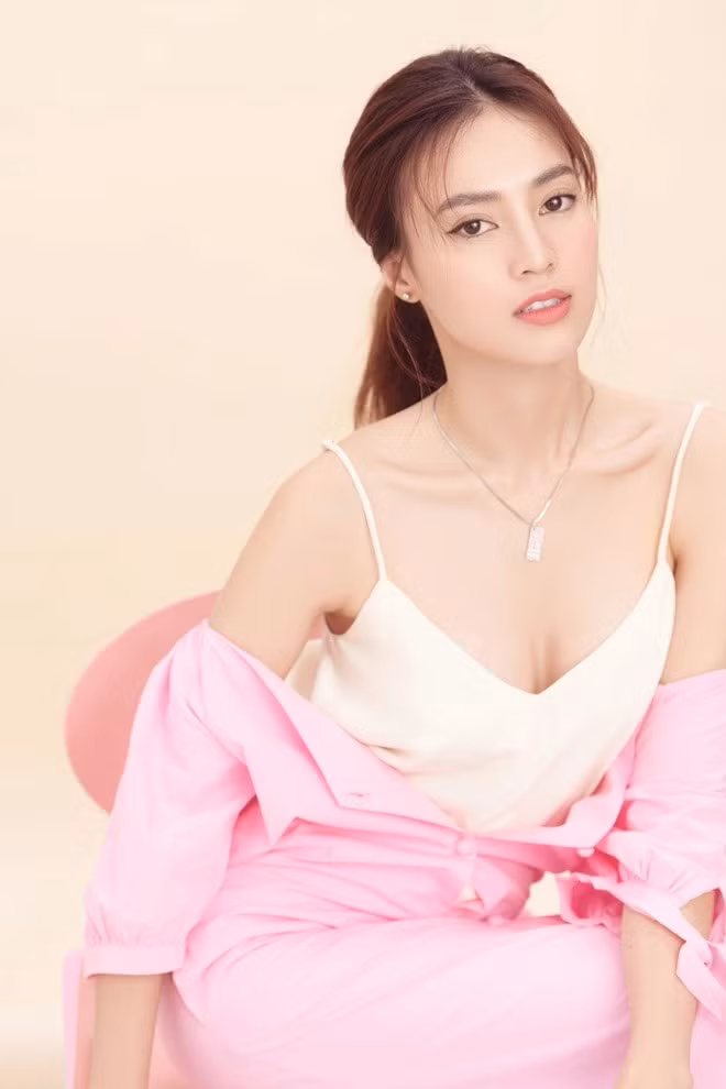 Làm việc từ thiện, Lan Ngọc vẫn bị săm soi “trừ điểm” vì bộ móng tay ảnh 1