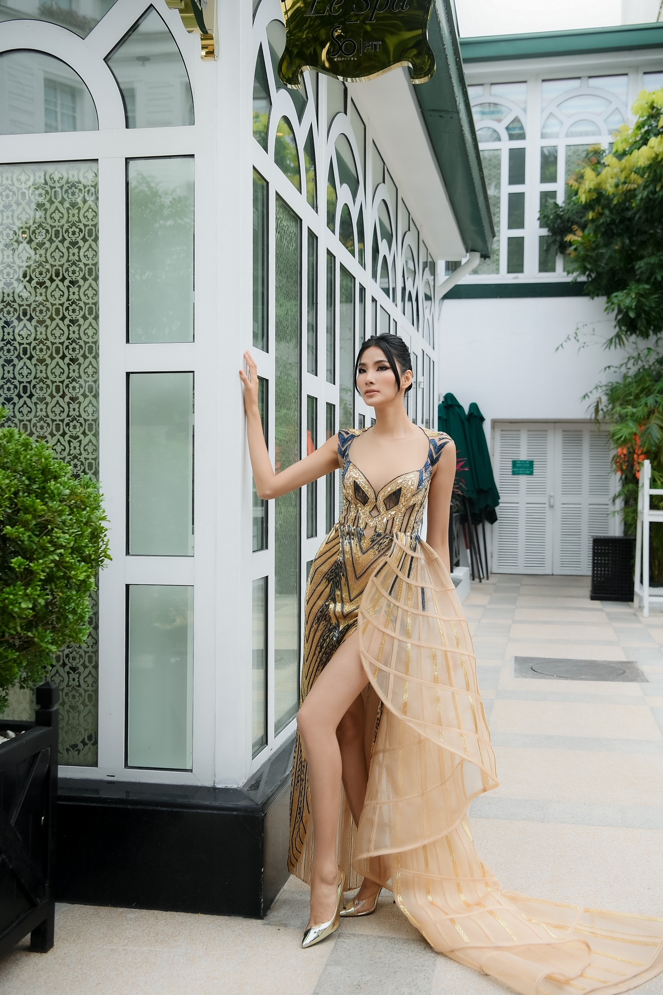 Chiếc váy này có gì đặc biệt mà ba mỹ nhân Lan Khuê, Hoàng Thùy, Thanh Khoa đua nhau mặc? ảnh 14