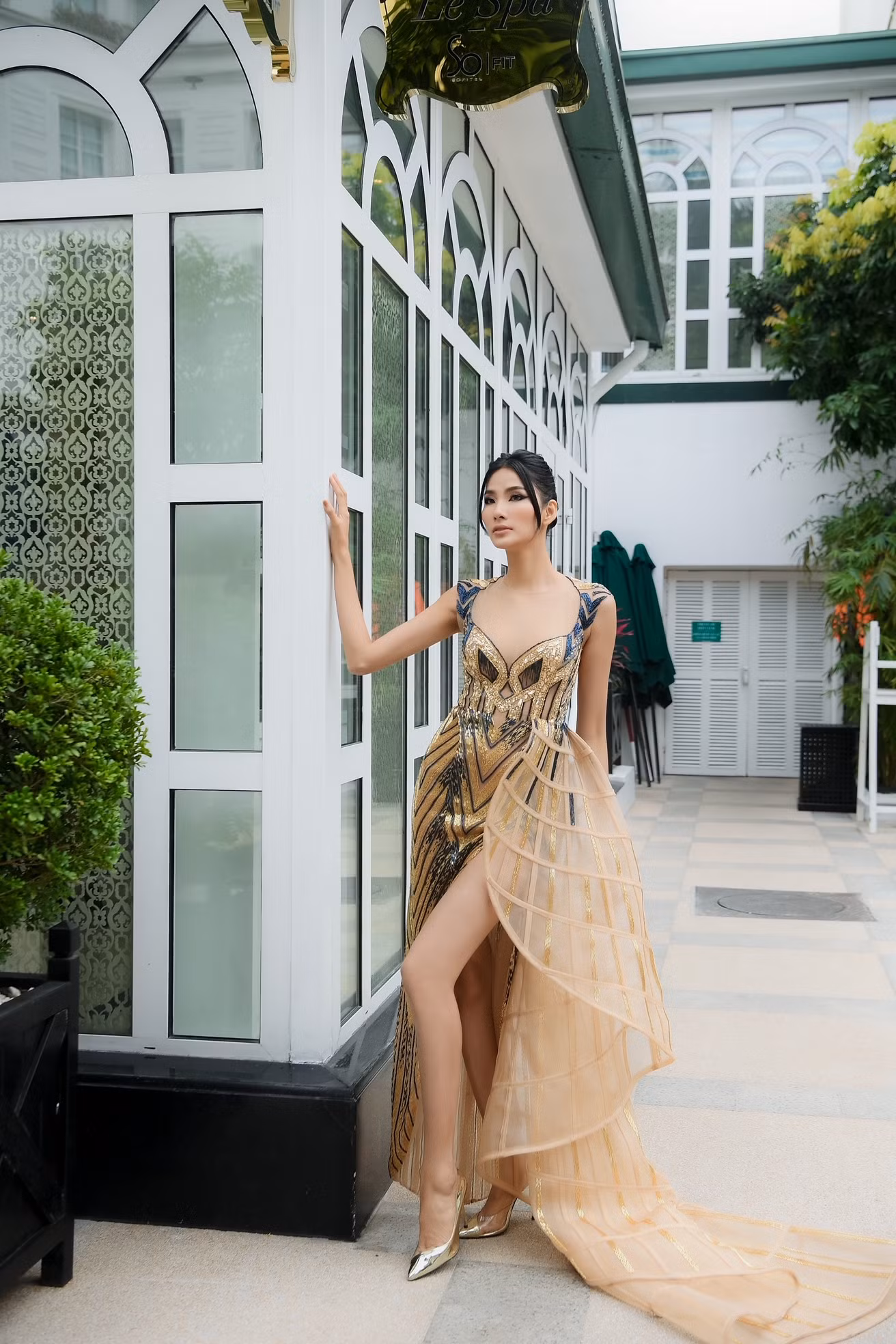 Chiếc váy này có gì đặc biệt mà ba mỹ nhân Lan Khuê, Hoàng Thùy, Thanh Khoa đua nhau mặc? ảnh 14