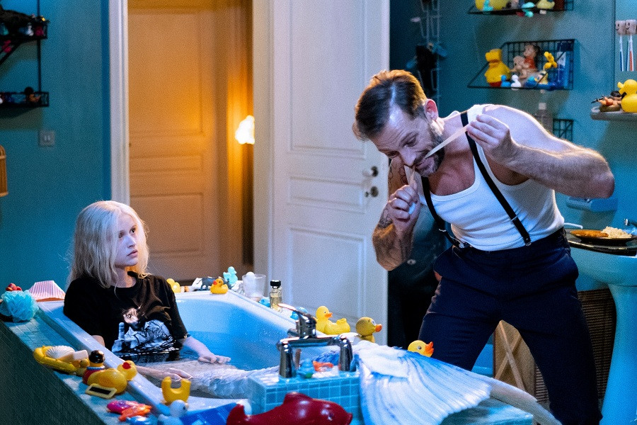 Nàng tiên cá ở Paris, đắm say với chuyện tình ảo mộng nếu lỡ yêu là mất mạng ảnh 5