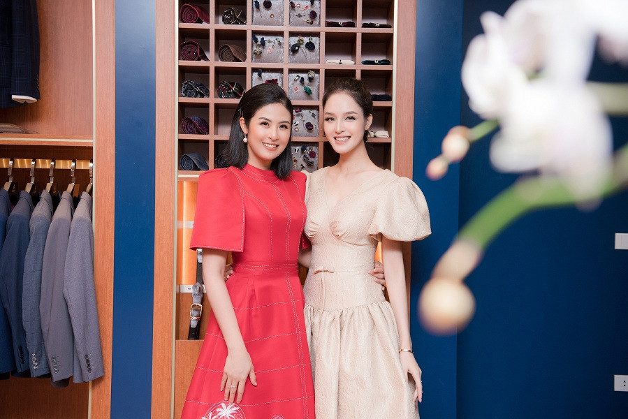 Á hậu Hoàng Oanh chụp ảnh cùng Ngọc Hân. Không scandal, lại kinh doanh mát tay, Hoa hậu Việt Nam 2010 đúng là hiếm thấy ở showbiz ảnh 9