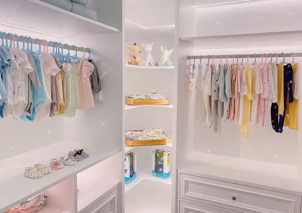 Choáng ngợp với tủ quần áo đồ sộ của con gái Cường “Đôla” - Đàm Thu Trang ảnh 3
