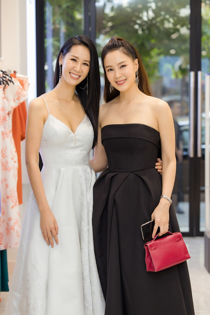 Dương Thùy Linh đầy trẻ trung cạnh Khánh Vân. Hoa hậu Dương Thùy Linh: Muốn trẻ lâu, hãy buông bỏ những gì không cần thiết ảnh 1