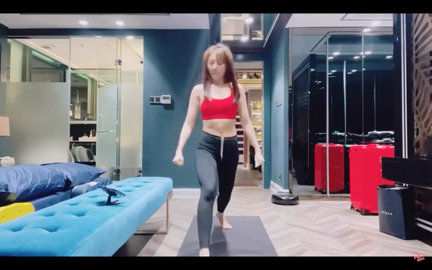Hari Won khoe video tập thể dục vô tình hé lộ phòng ngủ của hai vợ chồng ảnh 2