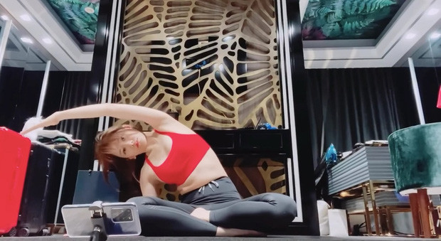 Hari Won khoe video tập thể dục vô tình hé lộ phòng ngủ của hai vợ chồng ảnh 1