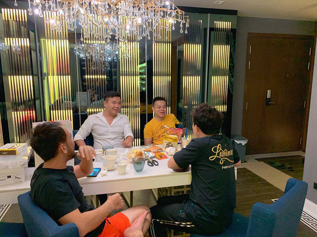 Hari Won khoe video tập thể dục vô tình hé lộ phòng ngủ của hai vợ chồng ảnh 4