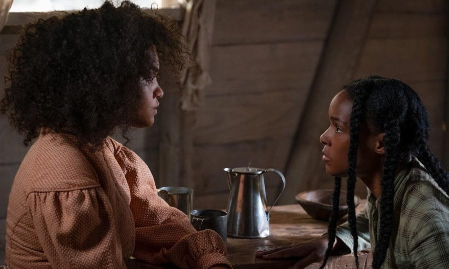 Rợn tóc gáy với trailer đầy bí ẩn và khó hiểu của phim kinh dị “Antebellum” ảnh 2