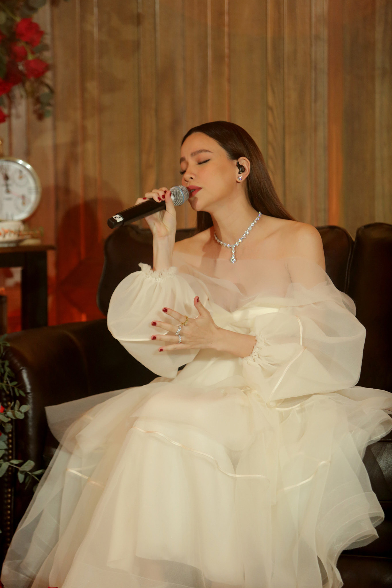 Mải tạo dáng khi livestream, Hồ Ngọc Hà lộ bụng bầu khá lớn trước ống kính ảnh 1