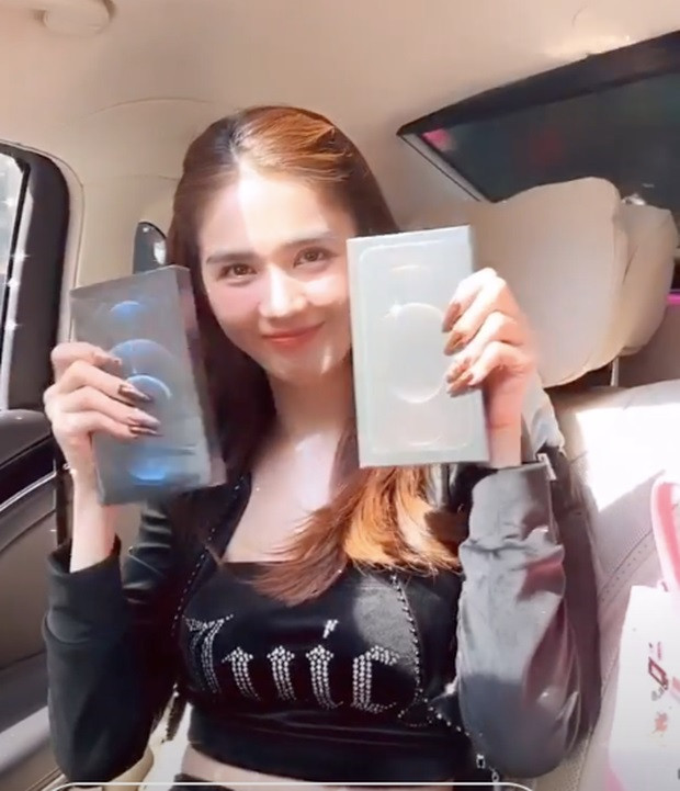 Ngọc Trinh khoe ảnh chụp bằng điện thoại mới mà dân tình chỉ chú ý đến vòng 1 hững hờ ảnh 1